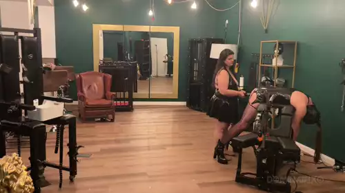 Amo Guantada y Cabalga Culo Esclavo: Dedos a Dildo y Azotes